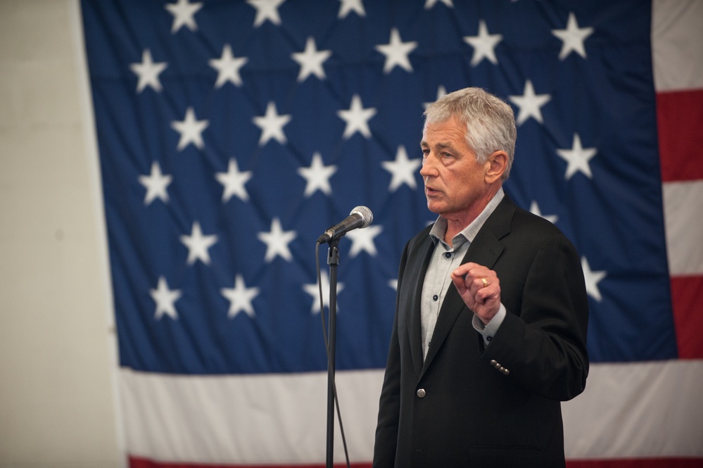 Defense Secretary Hagel visits Fort Bragg and Pope Army Airfield