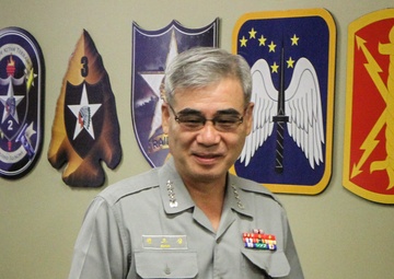 ROK General Visits 7th ID