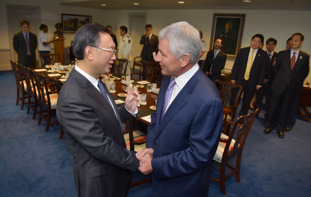Hagel hosts meeting with Chinese state councilor