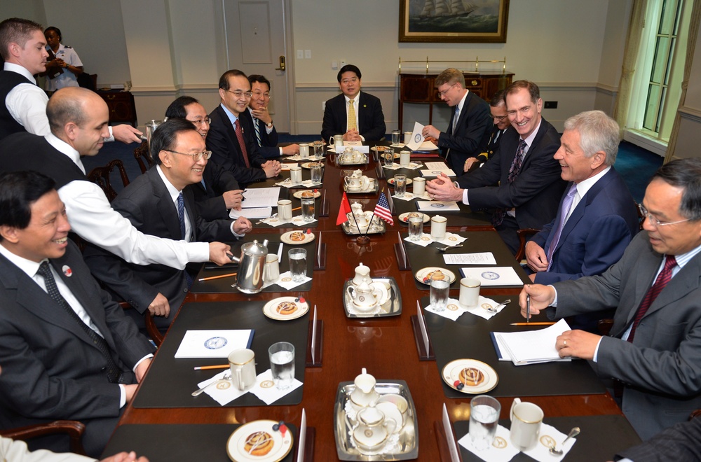 Hagel hosts meeting with Chinese state councilor