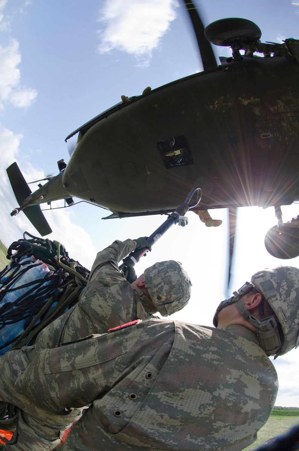 Multinational soldiers learn sling load operations