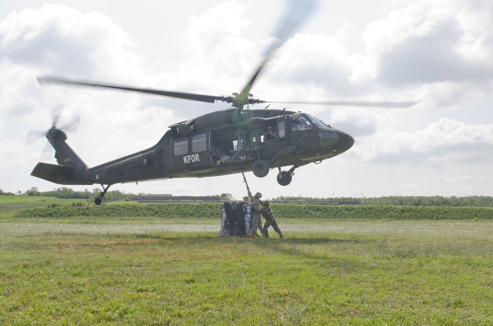 Multinational soldiers learn sling load operations