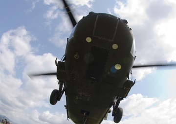 Multinational soldiers learn sling load operations