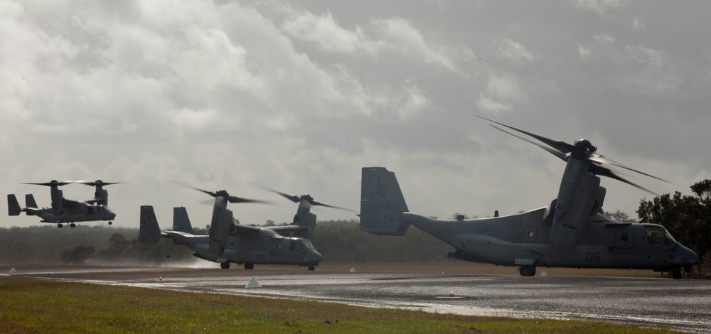 Marines assault from Ospreys during Talisman Saber 2013