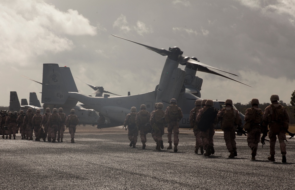 Marines assault from Ospreys during Talisman Saber 2013