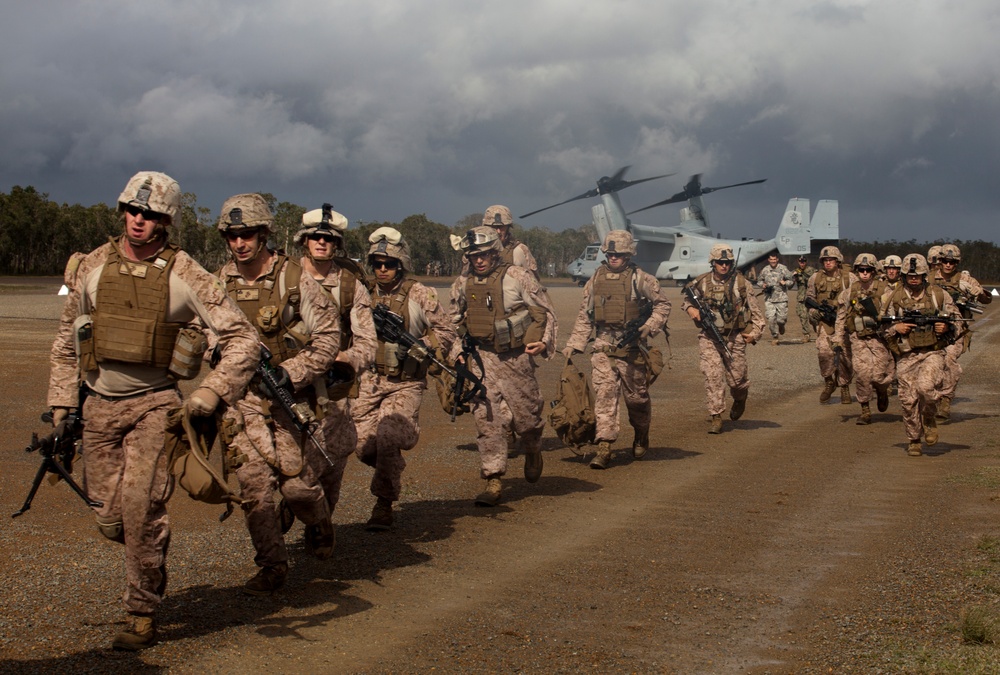 Marines assault from Ospreys during Talisman Saber 2013