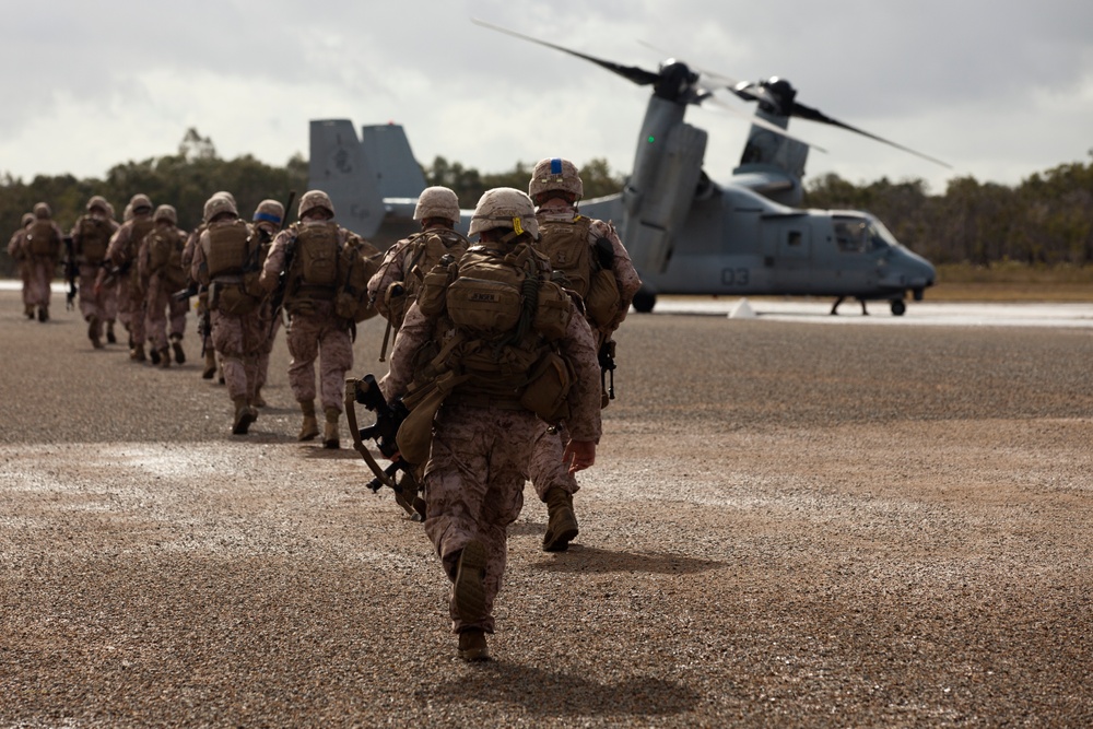 Marines assault from Ospreys during Talisman Saber 2013