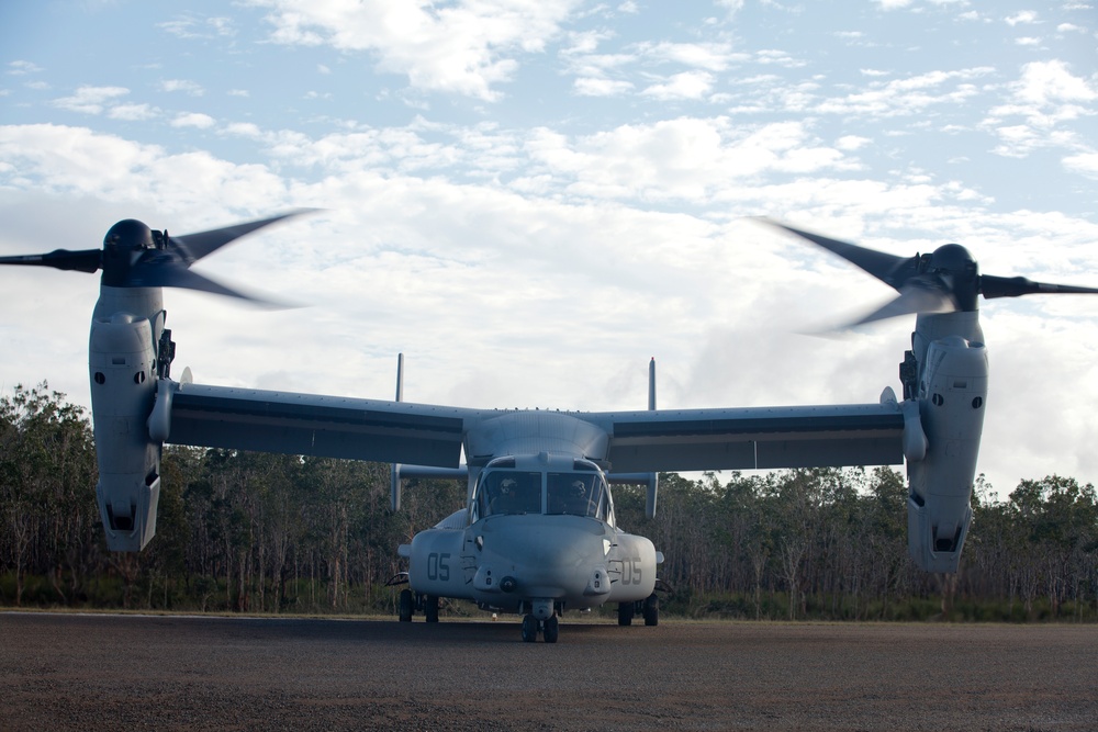 Marines assault from Ospreys during Talisman Saber 2013
