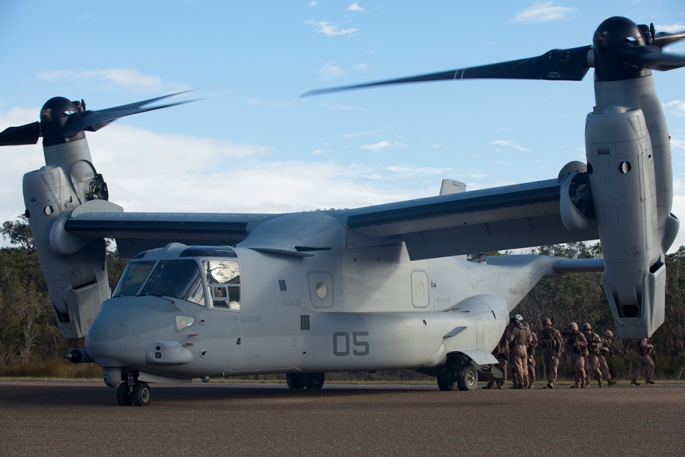 Marines assault from Ospreys during Talisman Saber 2013