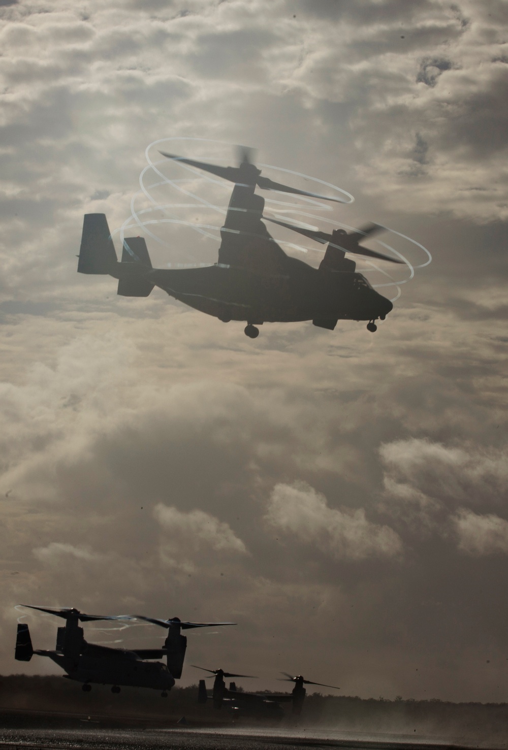 Marines assault from Ospreys during Talisman Saber 2013
