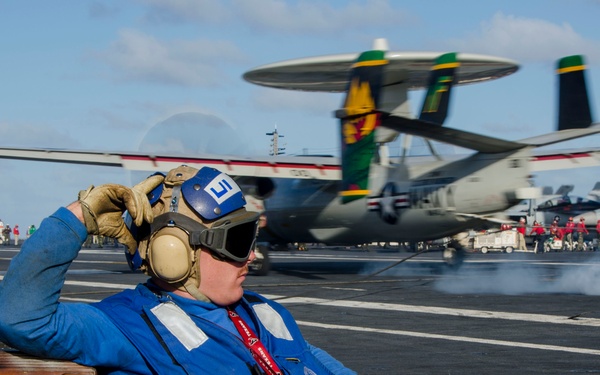 Forward-deployed carrier supports US-Australia exercise