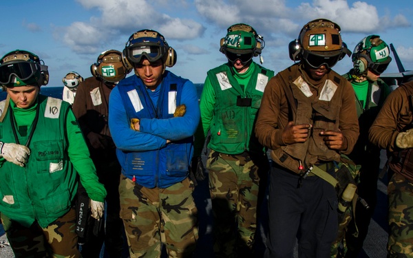 Forward-deployed carrier supports US-Australia exercise