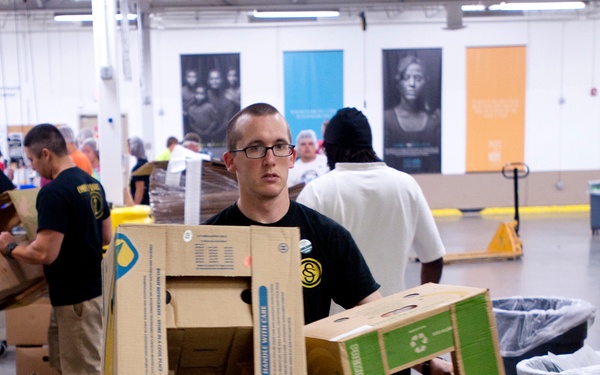 Guardsmen volunteer at local food bank