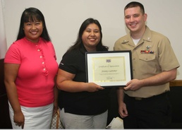 Yokosuka USO recognizes volunteer for service