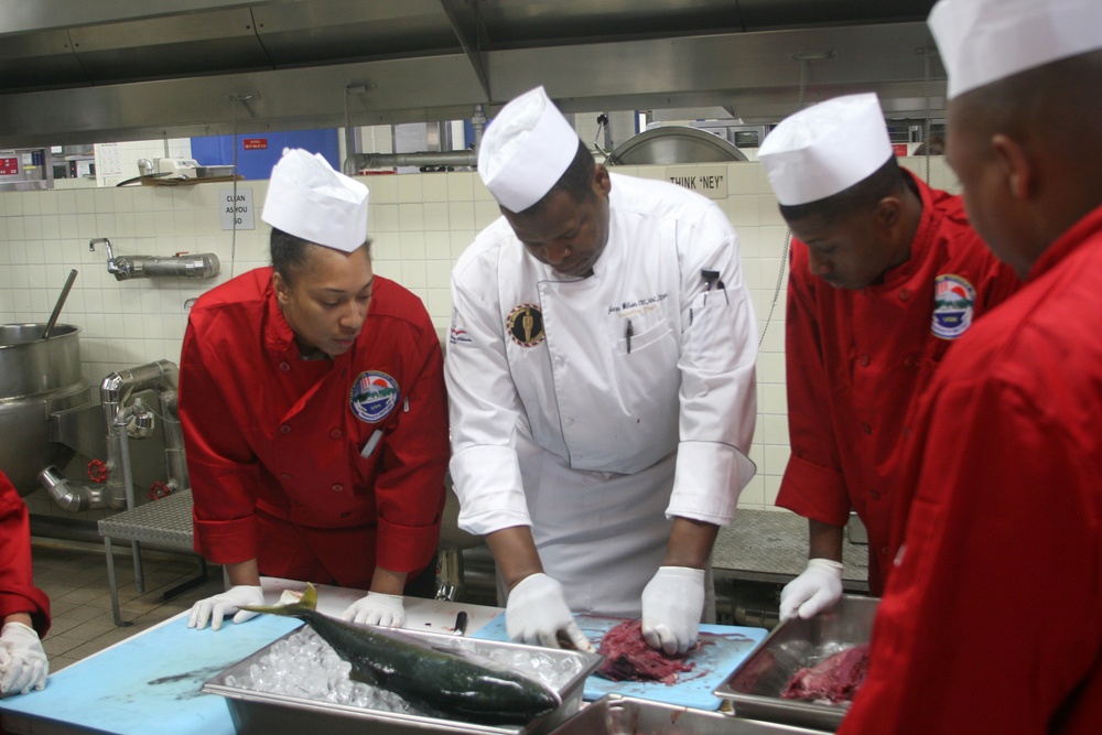 Executive Chef visits Yokosuka, trains culinary specialists