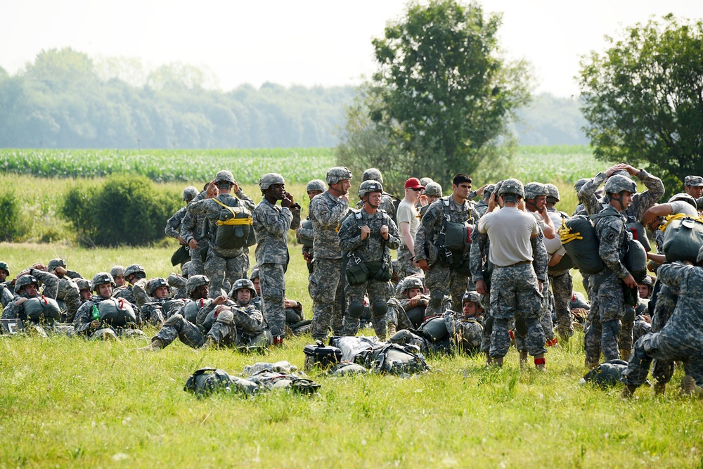 Partnership jump with Italian and US Air Force paratroopers