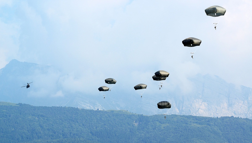 Partnership jump with Italian and US Air Force paratroopers