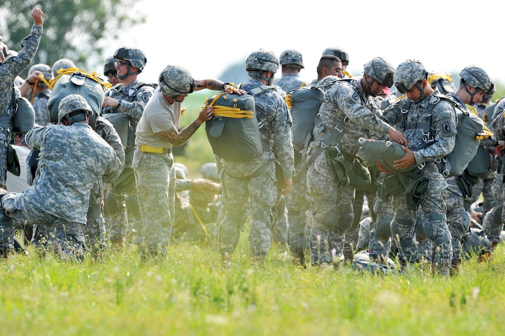 Partnership jump with Italian and US Air Force paratroopers