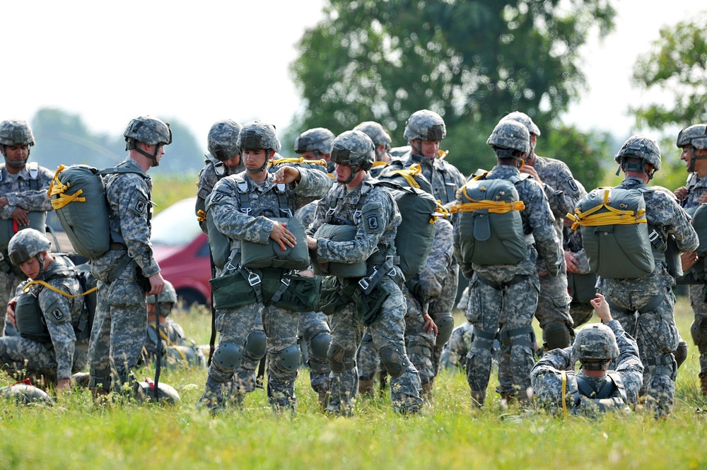 Partnership jump with Italian and US Air Force paratroopers