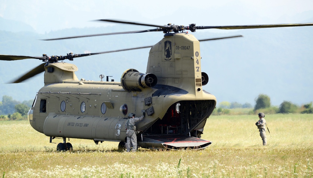 Partnership jump with Italian and US Air Force paratroopers