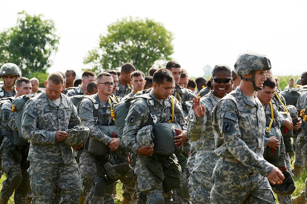 Partnership jump with Italian and US Air Force paratroopers