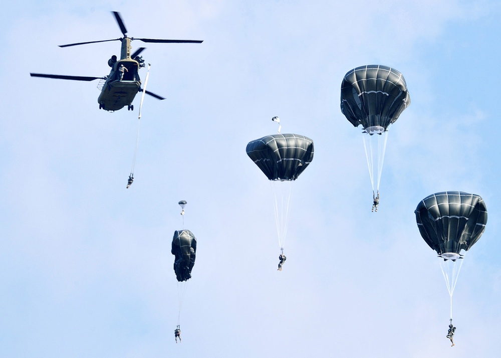 Partnership jump with Italian and US Air Force paratroopers