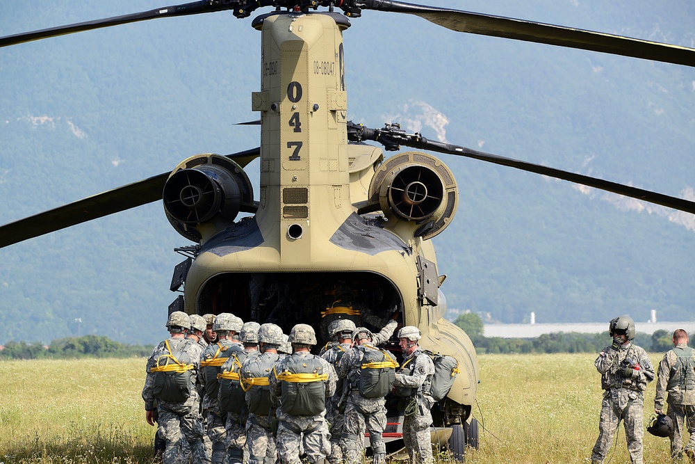 Partnership jump with Italian and US Air Force paratroopers