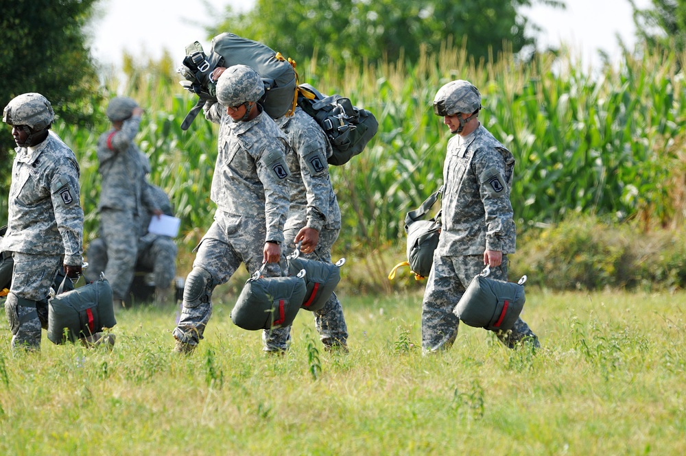 Partnership jump with Italian and US Air Force paratroopers