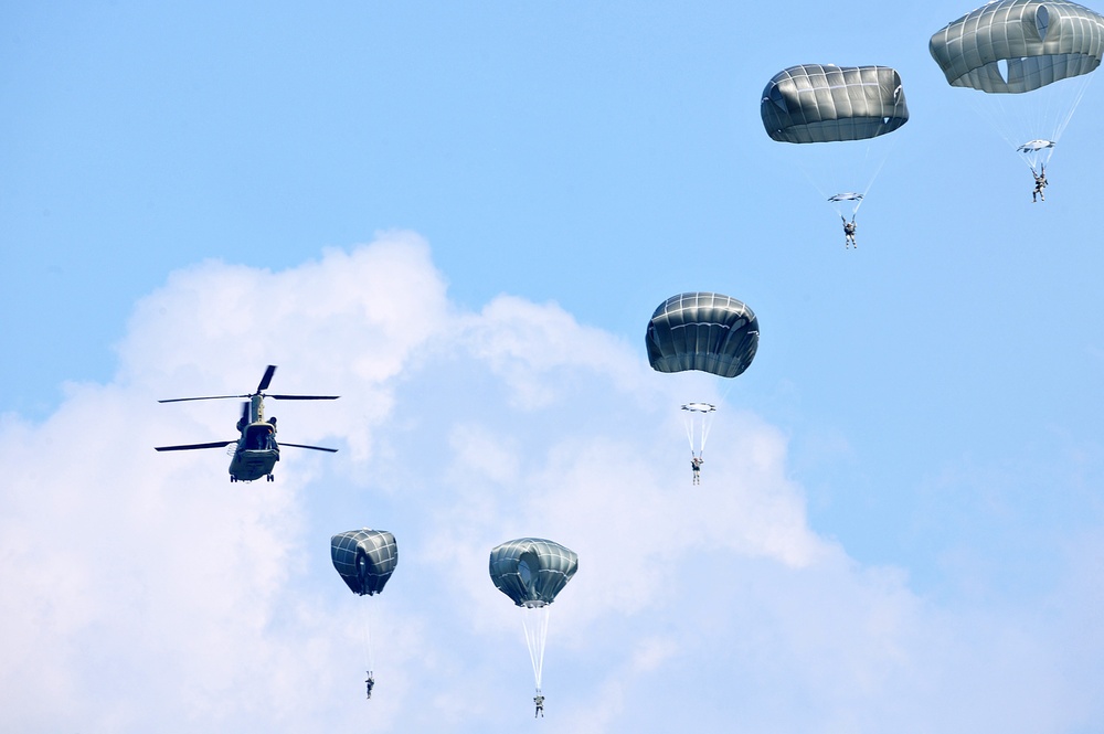 Partnership jump with Italian and US Air Force paratroopers