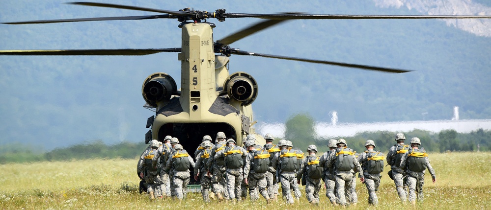 Partnership jump with Italian and US Air Force paratroopers