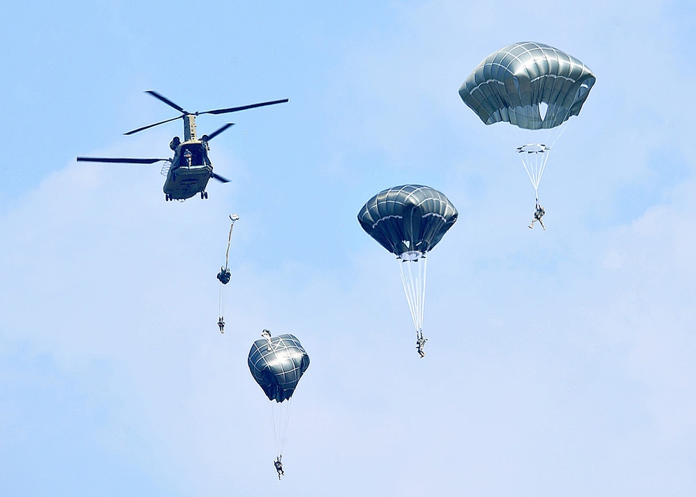 Partnership jump with Italian and US Air Force paratroopers
