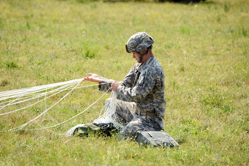 Partnership jump with Italian and US Air Force paratroopers