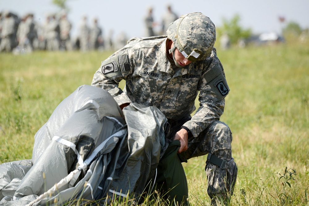 Partnership jump with Italian and US Air Force paratroopers