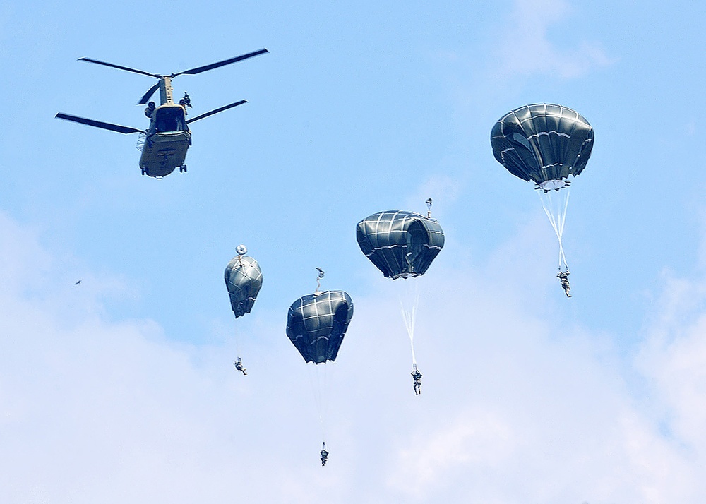 Partnership jump with Italian and US Air Force paratroopers