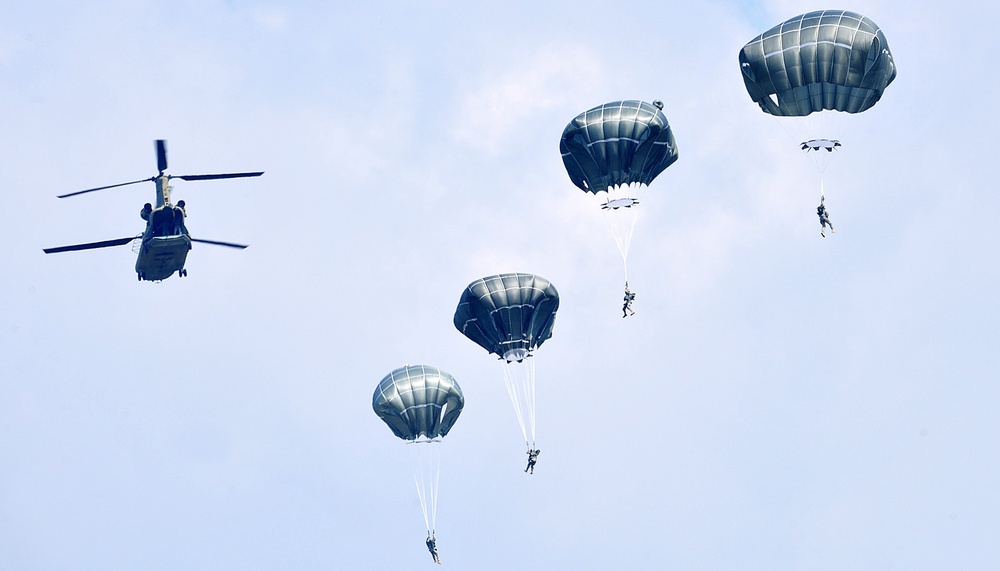 Partnership jump with Italian and US Air Force paratroopers