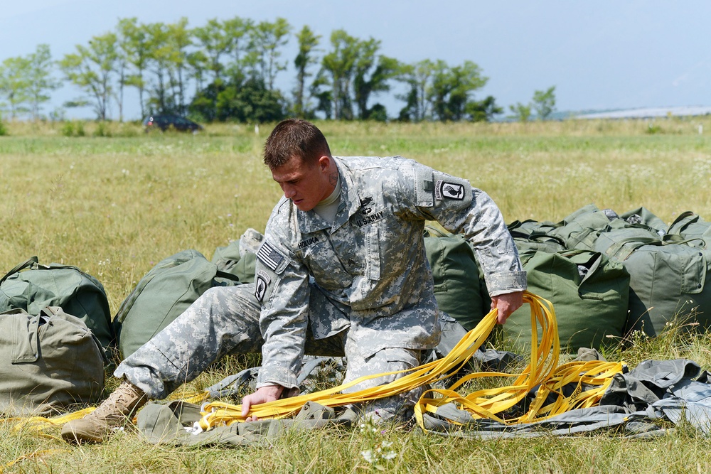 Partnership jump with Italian and US Air Force paratroopers