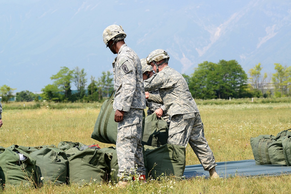 Partnership jump with Italian and US Air Force paratroopers