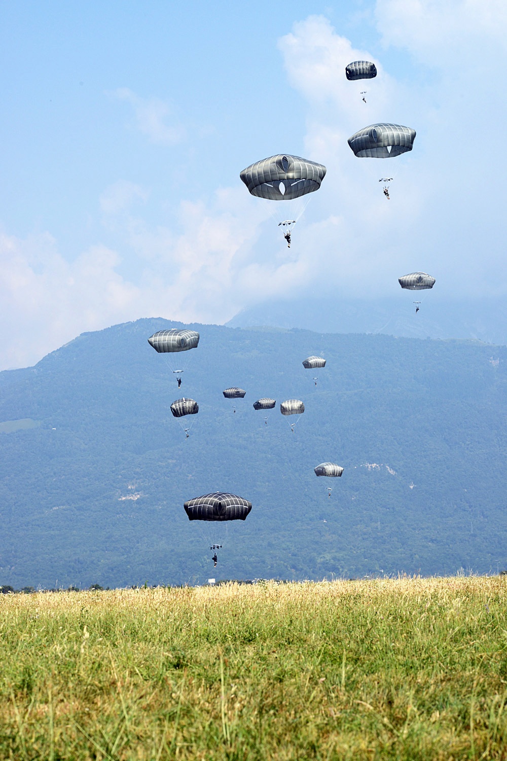 Partnership jump with Italian and US Air Force paratroopers
