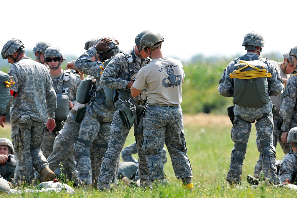 Partnership jump with Italian and US Air Force paratroopers