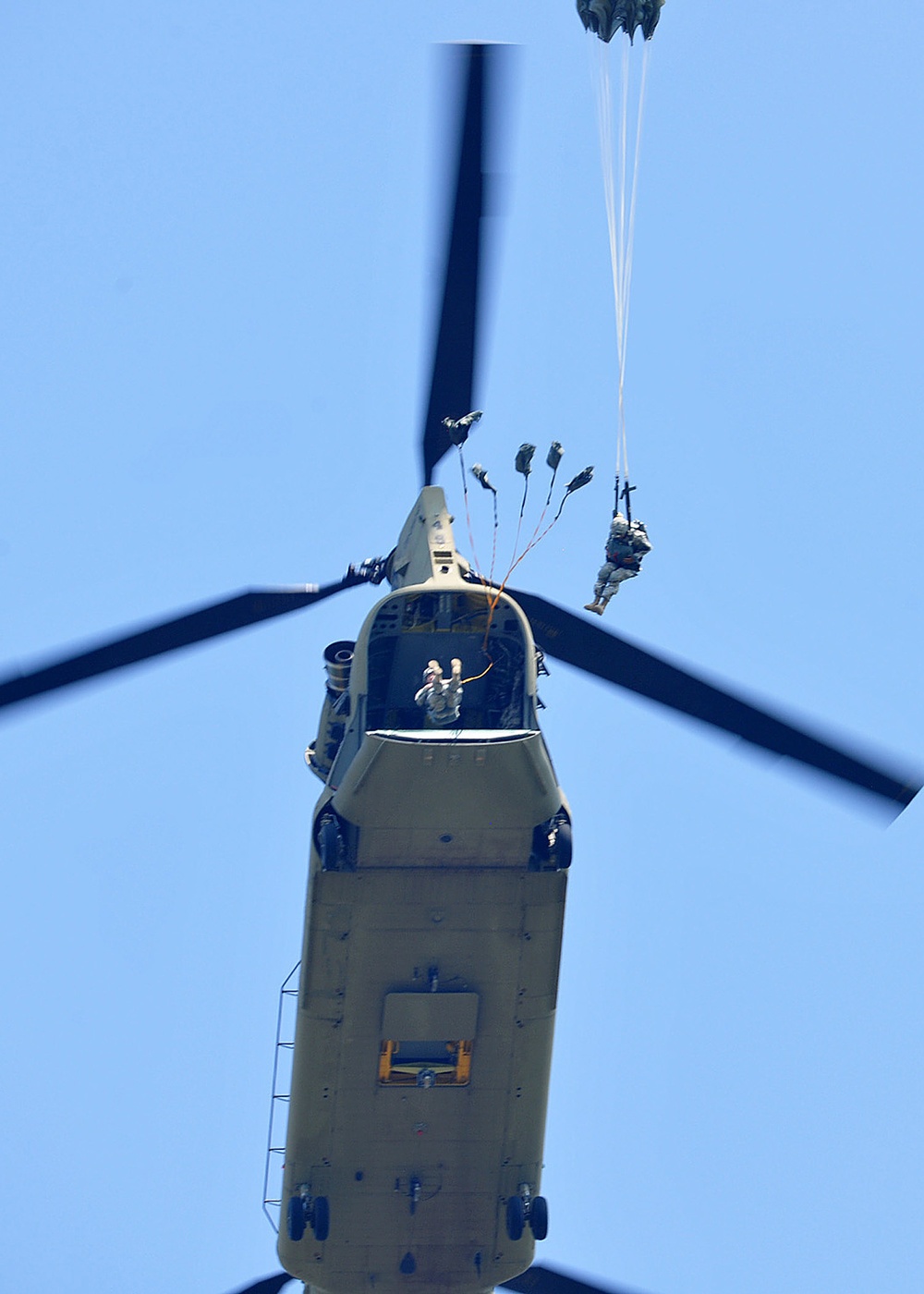 Partnership jump with Italian and US Air Force paratroopers