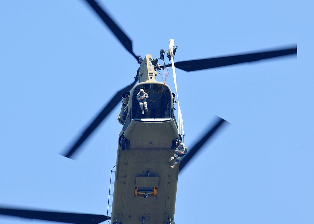 Partnership jump with Italian and US Air Force paratroopers