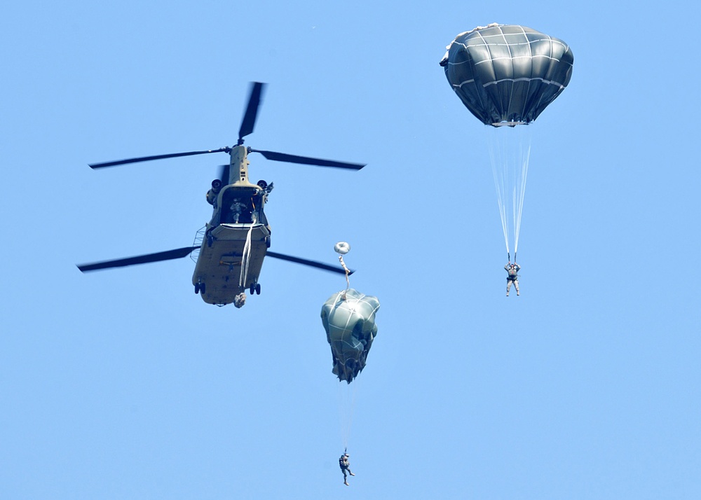 Partnership jump with Italian and US Air Force paratroopers