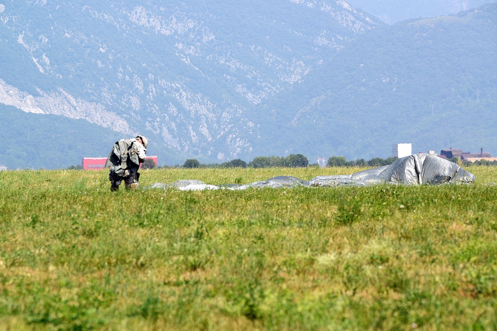 Partnership jump with Italian and US Air Force paratroopers