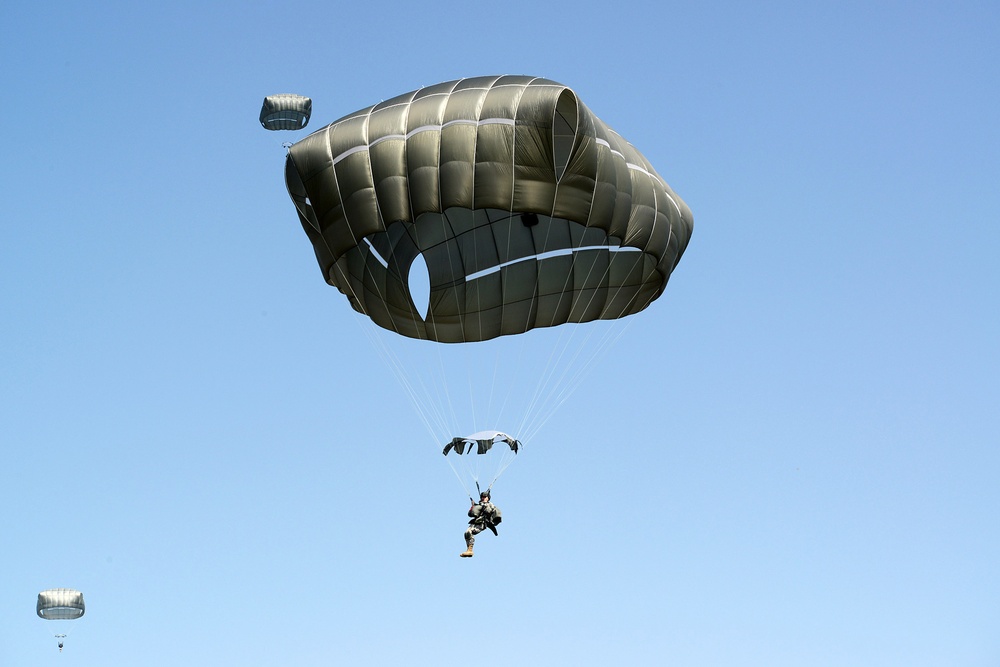 Partnership jump with Italian and US Air Force paratroopers