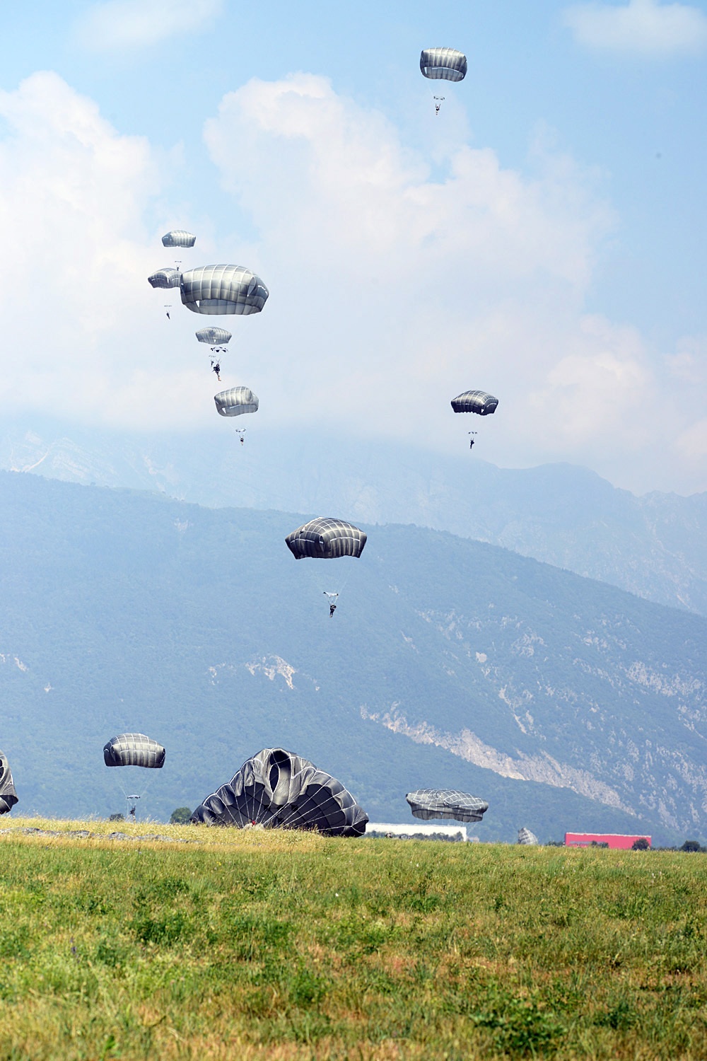 Partnership jump with Italian and US Air Force paratroopers