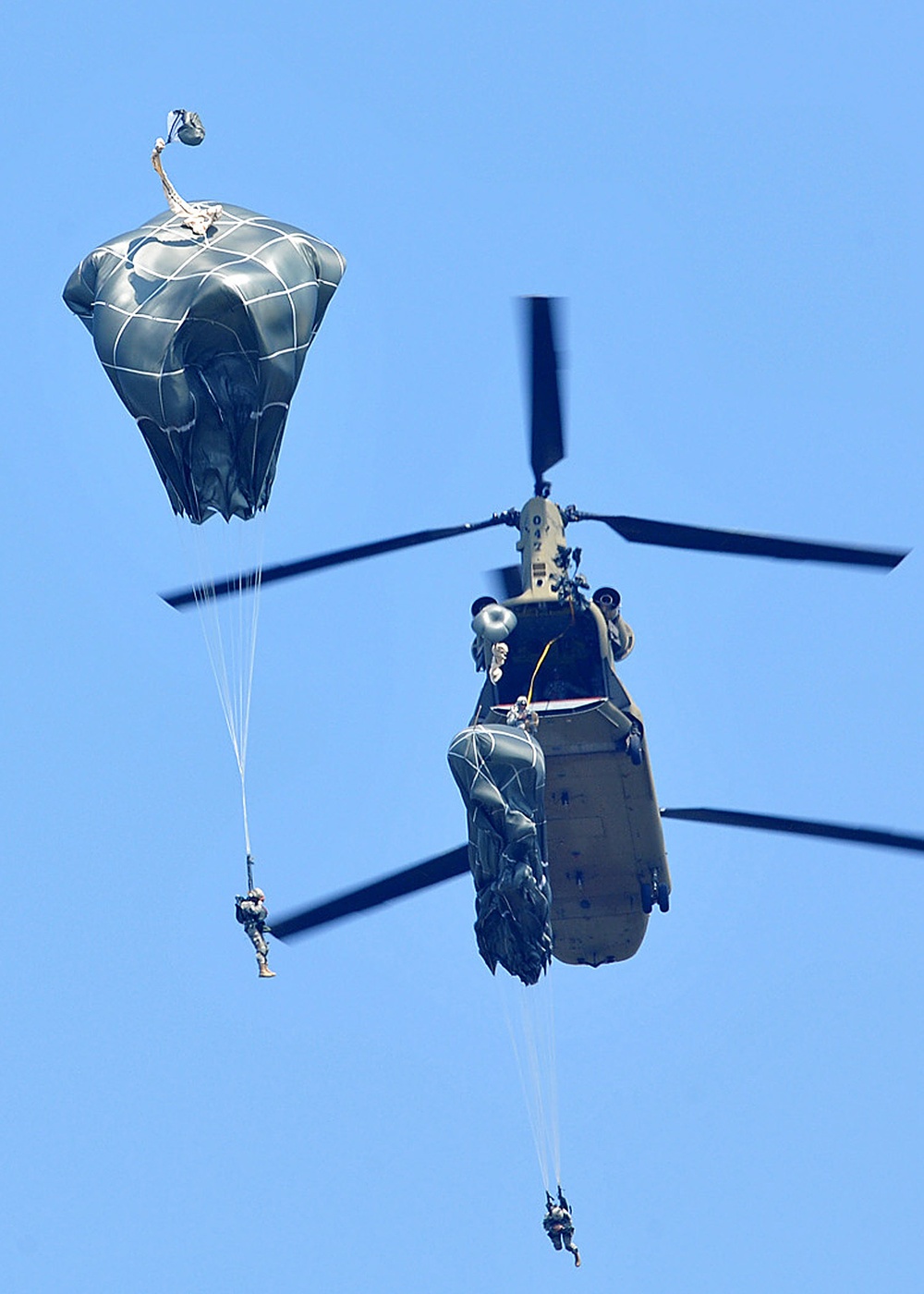 Partnership jump with Italian and US Air Force paratroopers