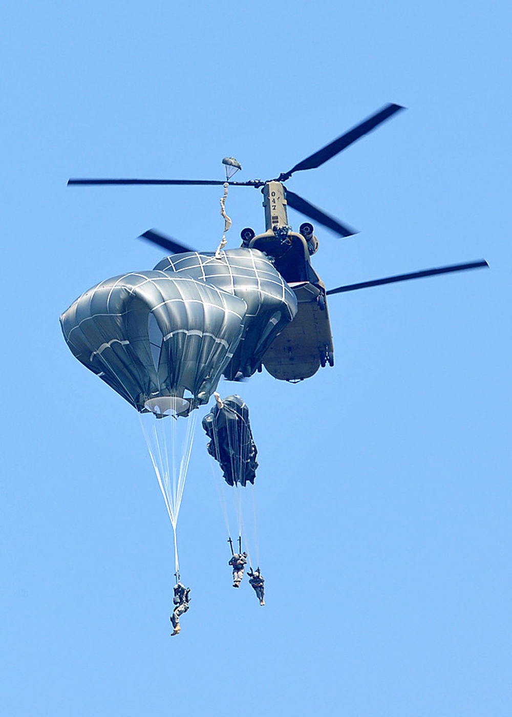 Partnership jump with Italian and US Air Force paratroopers