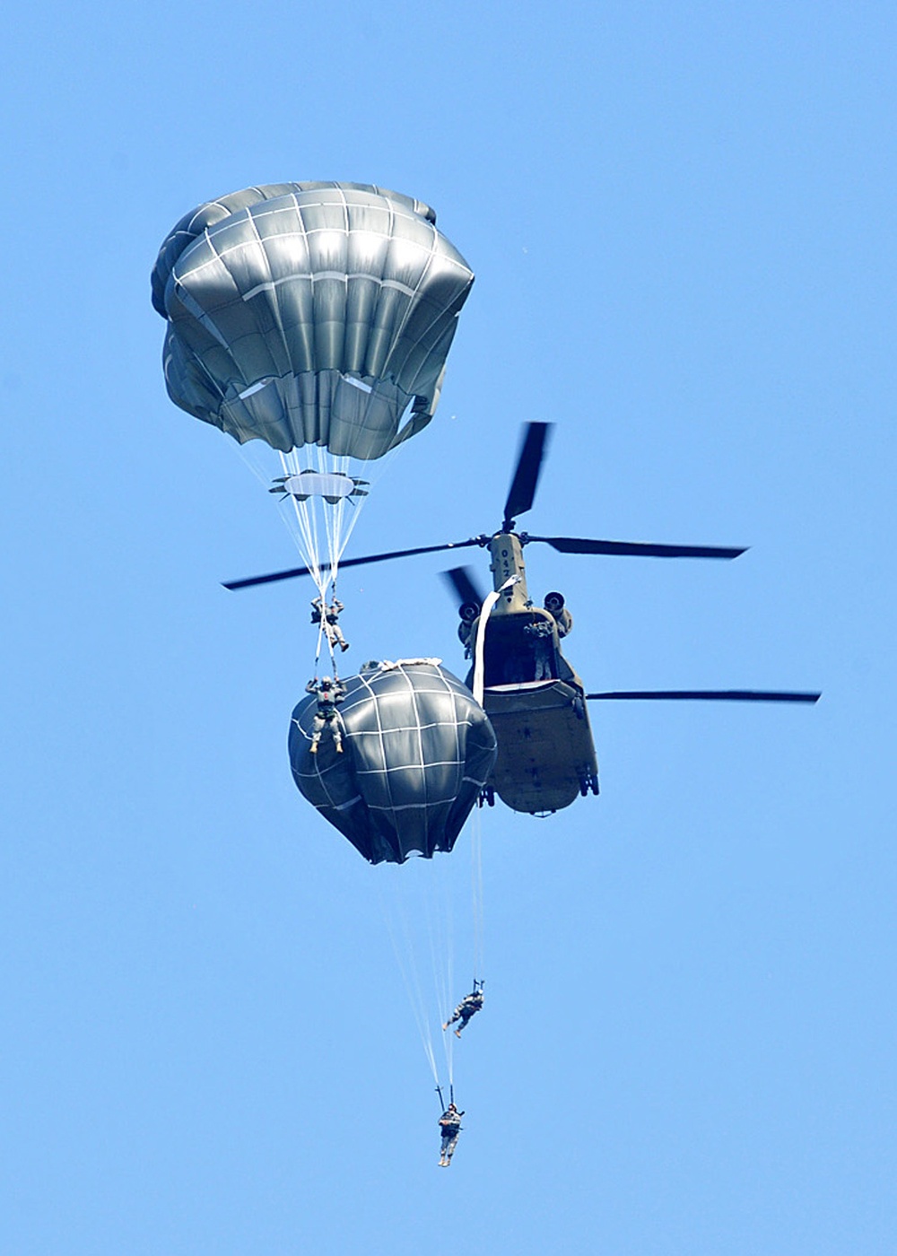 Partnership jump with Italian and US Air Force paratroopers