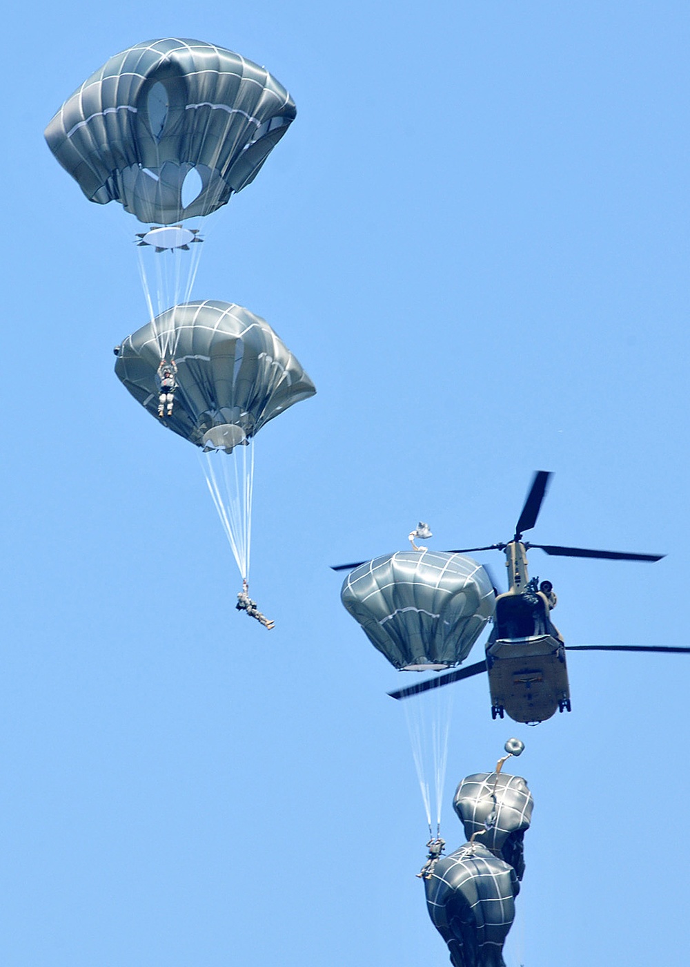 Partnership jump with Italian and US Air Force paratroopers