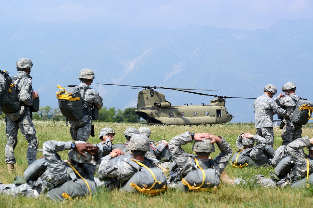 Partnership jump with Italian and US Air Force paratroopers
